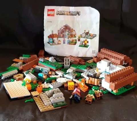 LEGO Set 21190 The Abandon Village : Minecraft Nearly Complete, No Box Or Manual