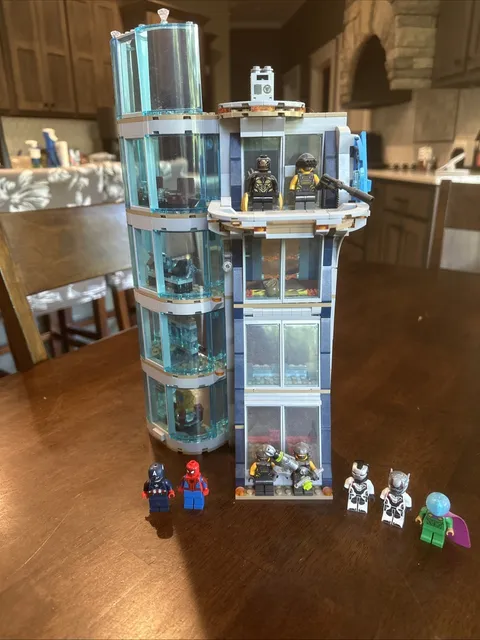 LEGO Super Heroes: Avengers Tower Battle (76166) incomplete. Include Random Figs