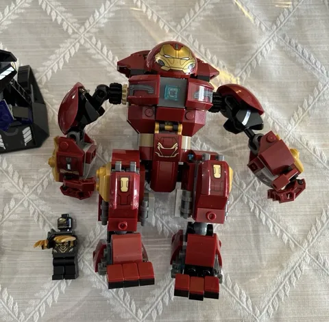 LEGO 76104 Hulkbuster Smash-Up w Manual Falcon Proxima Complete