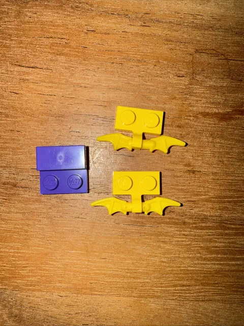 Lego Superheroes Batman Replacement Bricks 2 Yellow Batwing Hanging Symbols Sign