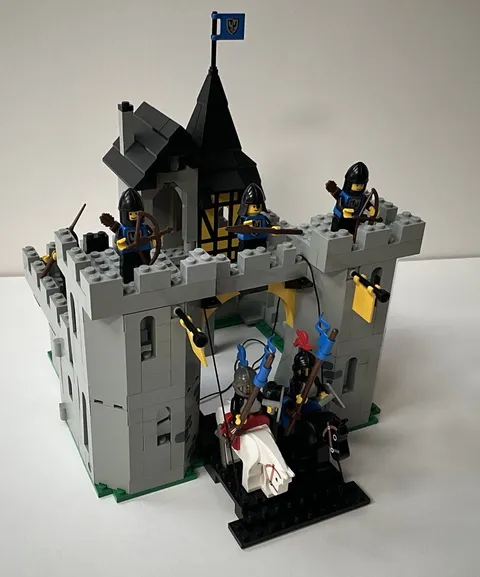 LEGO Castle 6074 Black Falcon's Fortress.