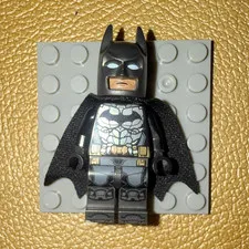 sh0535 Lego DC Super Heroes 76112 - Batman Pearl Dark Grey Armor Minifigure NEW
