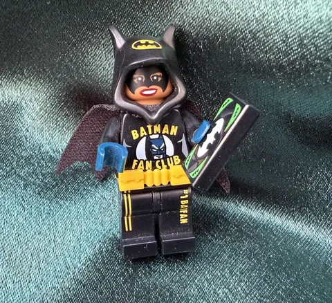 LEGO Batgirl Fan Club Batman Movie Series 2 Minifigure w/ Cape & Bat Money 71020