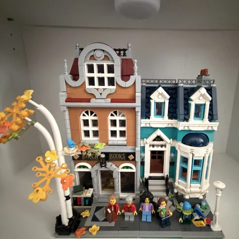 LEGO CREATOR: Bookshop (10270) 100% Complete With Minfigures