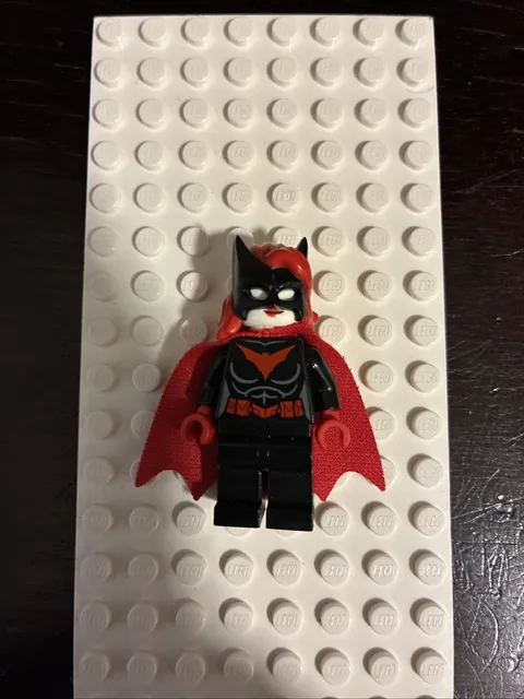 LEGO DC Super Heroes Batwoman Minifigure with Cape Batman 76122