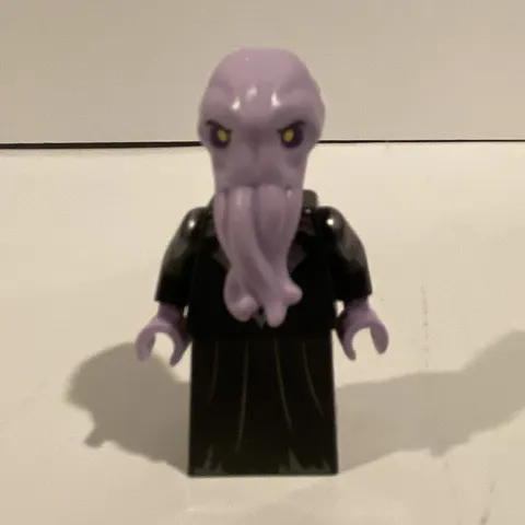 LEGO Purple Alien Minifigure Purple Head & Hands w/ Black Robe Outfit Plastic