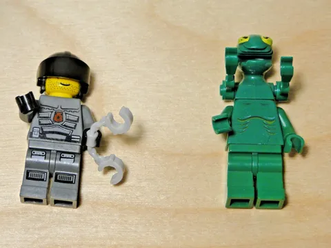 Lego Frenzy Alien & Officer Space Police Gold Heist 5971 Minifigures Lot