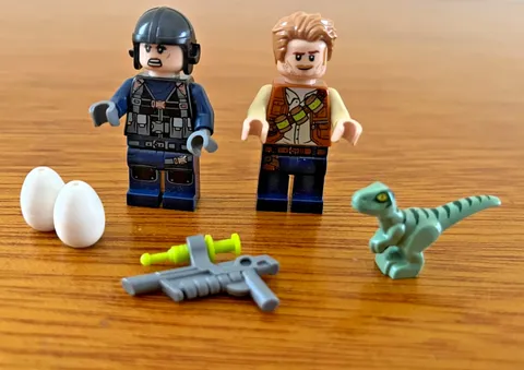 LEGO JURASSIC WORLD LOT MINIFIGURES OWEN GRADY - TRACKER GUARD- BABY DINO- EGGS