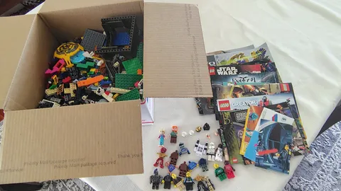 LOT OF ASSORTED LEGO (LOOSE) & INSTRUCTION BOOKLETS/INSERTS & MINI FIGS