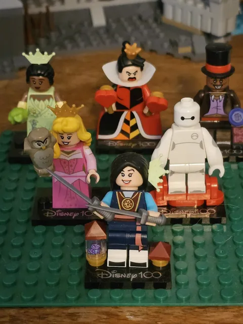 LEGO Disney 100 MINIFIGURES Lot Baymax Queen of Hearts Tiana Aurora 71038