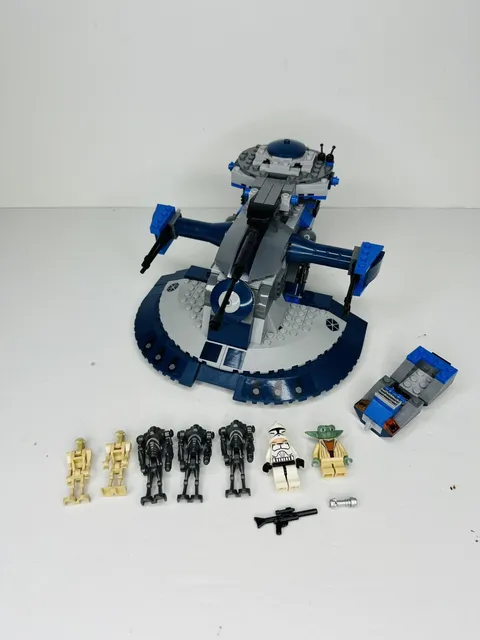 LEGO Star Wars: Armored Assault Tank (AAT) (8018) Missing 1 Piece 