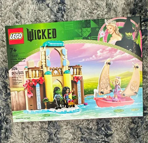 💚🩷 LEGO Wicked 75681 Glinda, Elphaba & Nessarose at Shiz University 304 pcs