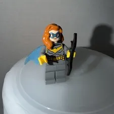 Lego DC Super Heroes Minifigure SH0658 Batgirl Gray Suit Rebirth