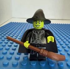 LEGO Witch Minifigure Green Face~Black Hat & Cape~Brown Broom(4332)~Green Hands~