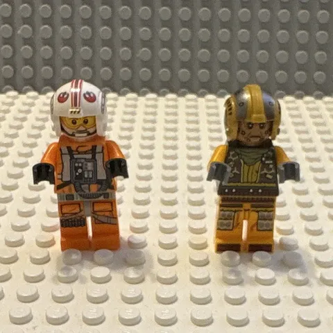 LEGO  Minifigures Snub Fighter Pilot, and Luke Skywalker Heel crack on Luke