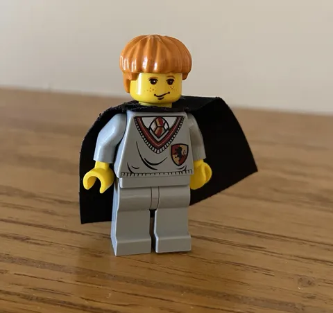 LEGO Harry Potter Ron Weasley Gryffindor Shield HP007 Minifigure 2001 4730