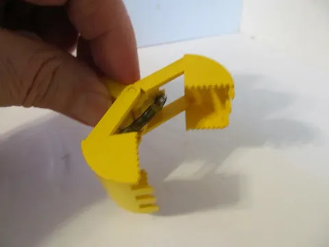 Vintage Authentic LEGO Yellow Contruction Crane Jaws Bucket Spring Loaded