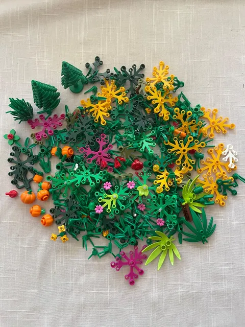 LEGO 200+ Pieces Trees Plants Shrubs Leaves Bushes Flowers Foliage - Random Lot