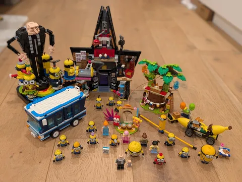 LEGO Minions/ Dispicable Me LOT! 21 Rare Minifigs, 4 Play Sets, Big Build!!