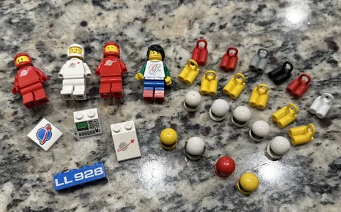 Vintage Lego Minifigures Mixed Lot Classic Space Spaceman Red White Helmets Tank