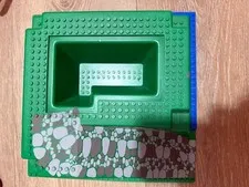 LEGO Baseplate Raised 32 x 32 Ramp Pit Green w Black Gray Rocks 6082 2552 