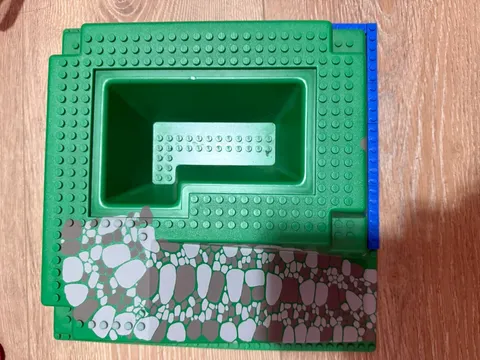 LEGO Baseplate Raised 32 x 32 Ramp Pit Green w Black Gray Rocks 6082 2552 