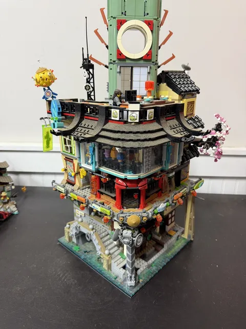 LEGO The LEGO Ninjago Movie: NINJAGO City (70620)  READ DESCRIPTION 