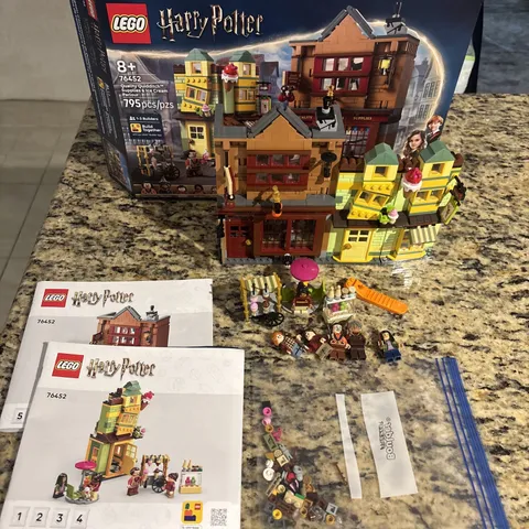 LEGO Harry Potter: Quality Quidditch Supplies & Ice Cream Parlor (76452 Complete