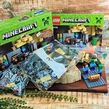 LEGO Minecraft The Dungeon 21119 Steve & 2 Zombies Open Build Complete Retired
