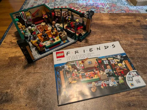 LEGO Ideas: Friends - Central Perk (21319) Complete With Minifigs
