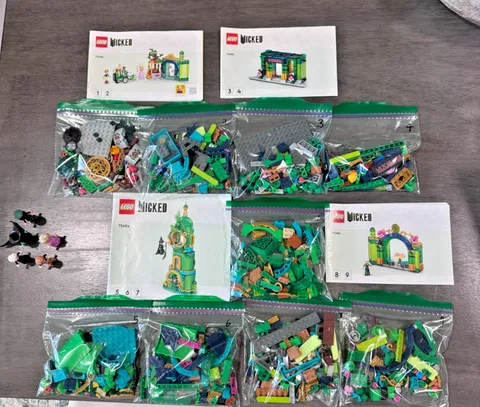 LEGO Wicked: Welcome to Emerald City (75684) - Complete Set with all minifigs