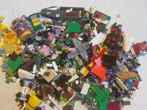 Large lego lot, 4 pounds 14 oz, nearly 5 pounds of mixed legos