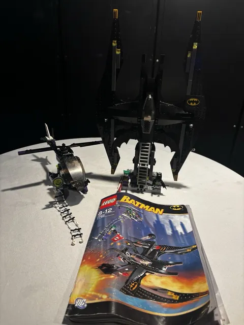 RARE LEGO RETIRED 7782 BATWING: the jokers Ariel assault. includes instructions.