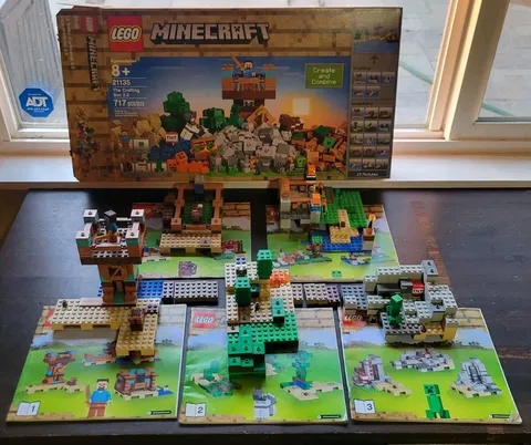 Complete + Box + Instructions Lego Set 21135 Minecraft "The Crafting Box 2.0"