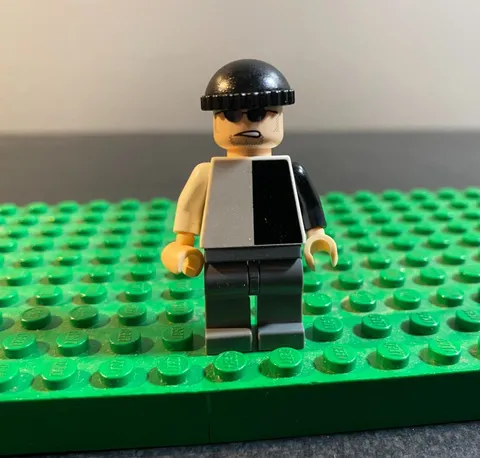 Lego Minifigure 2006 Two Face's Henchman Bat006 (7781)