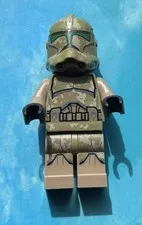 LEGO Star Wars Clone Trooper Minifigure - Tan Camo Armor, Helmet, Black Hands