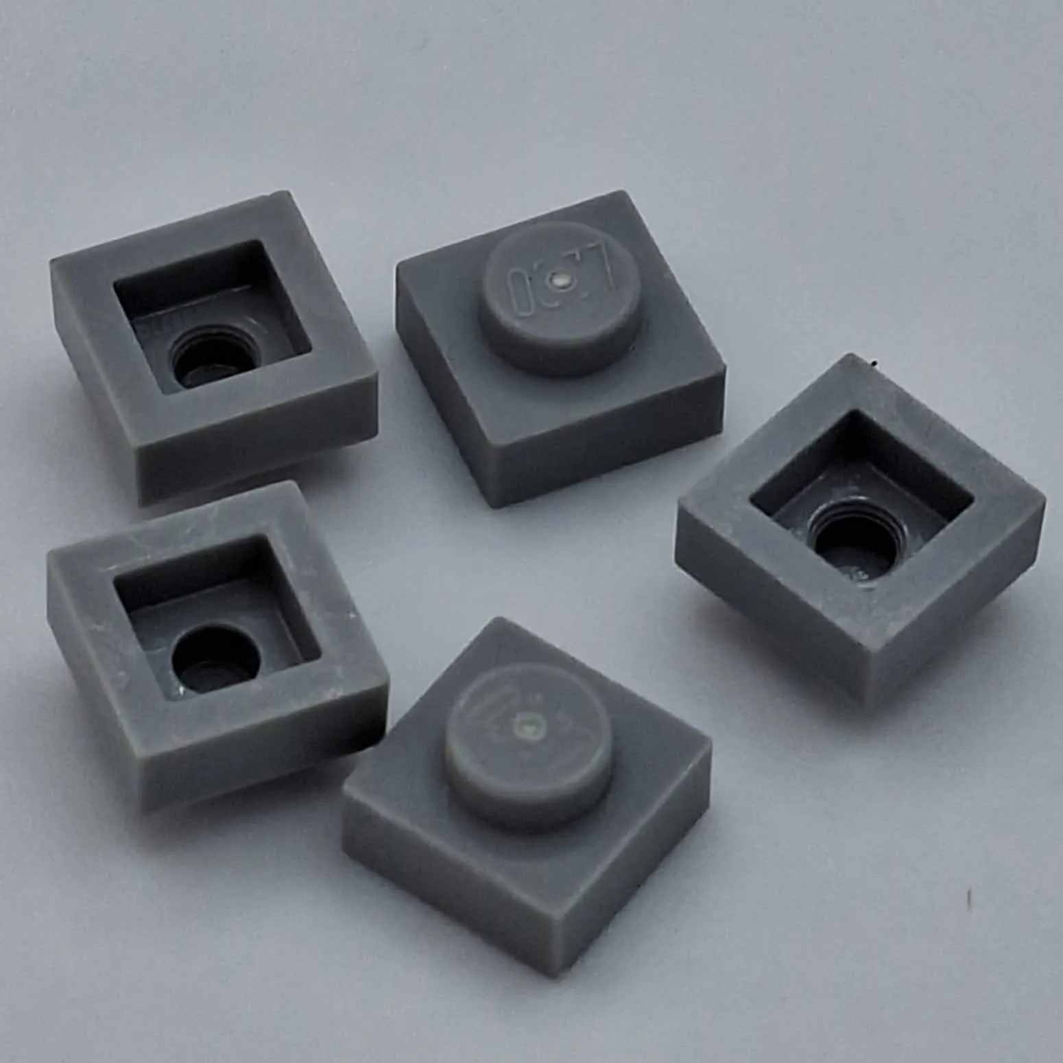 Lego - 5 Basic Light Bluish Gray 1 x 1 Stud Plates 3024