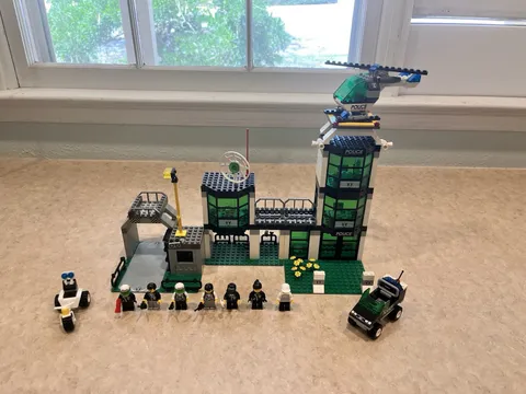 Lego: Police Headquarters Set 6636. 100% Complete With All Minifigures.