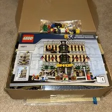 LEGO Creator Expert: Grand Emporium (10211 (Complete w/Manuals and Minifigs)