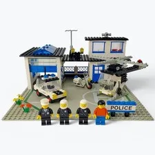 Lego 6384 Town Police Station 1983 Complete Retired Vintage w Minifigs Pre-owned