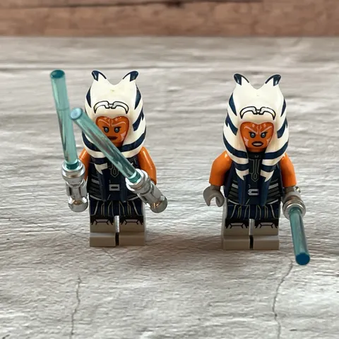 2 LEGO Ahsoka Tano (Adult) - Dark Blue Jumpsuit STAR WARS MINIFIGURE LIGHTSABERS