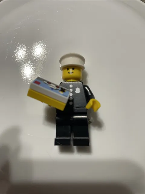 LEGO Minifigure RARE MINT 1978 Classic Police Officer, Series 18 (col18-8)