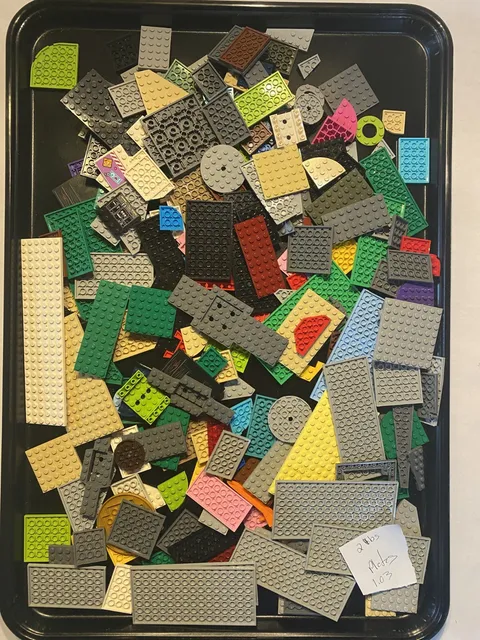 Lego Plates Lot 1.03– Random Selection of Shapes, Sizes and Colors