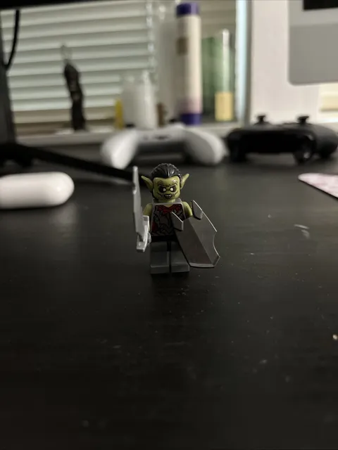LEGO Moria Orc Mini-figure, the Lord of the Rings 9473 With Shield And Sword