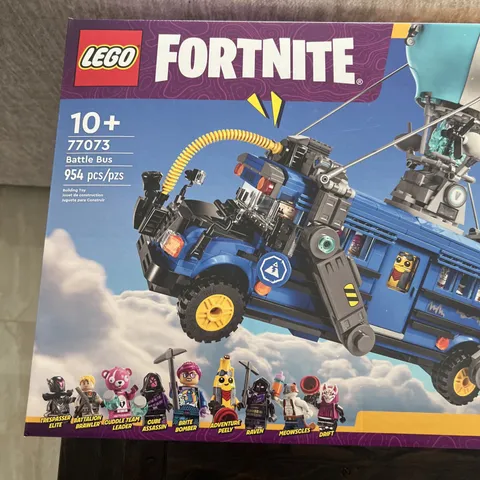 LEGO Fortnite Battle Bus Set 77073 Blue 9 Minifigures 954 Pcs Sealed