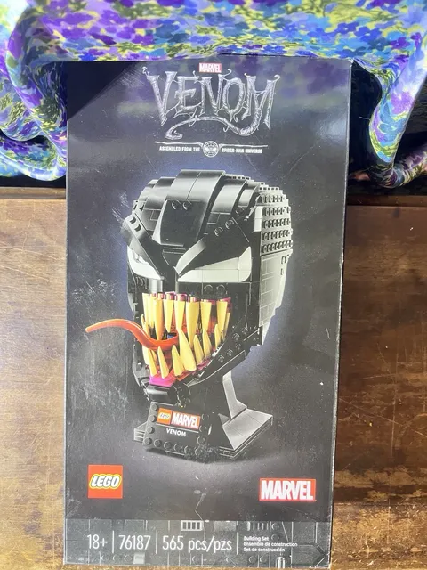 LEGO Marvel Venom (76187) Complete Set 565 pcs 18+ Display Stand Included