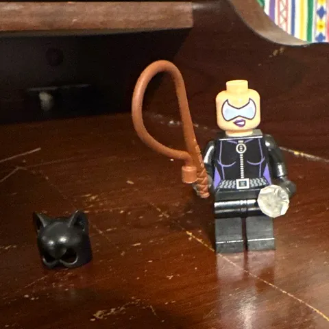 LEGO Catwoman Minifigure w/ Black Cat Cowl/Helmet, Brown Whip Accessory