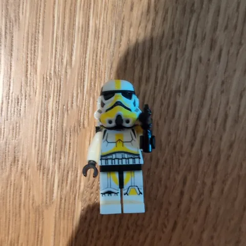 LEGO Star Wars Stormtrooper Minifigure Yellow Markings w/ Helmet & Blaster