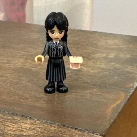 Lego Wednesday Minidoll Minifigure Wednesday Addams with Thing et #76781