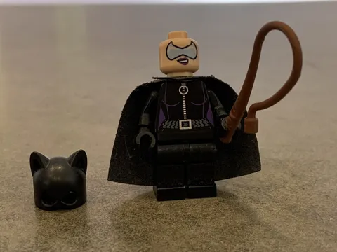 LEGO Catwoman Purple Lips Minifig sh006 DC Super Heroes Batman 6858